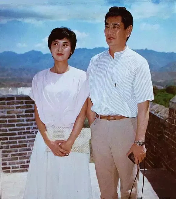 见过高仓健和女儿国国王的合影吗？这是1986年，日本著名影星高仓健第一次应邀来华