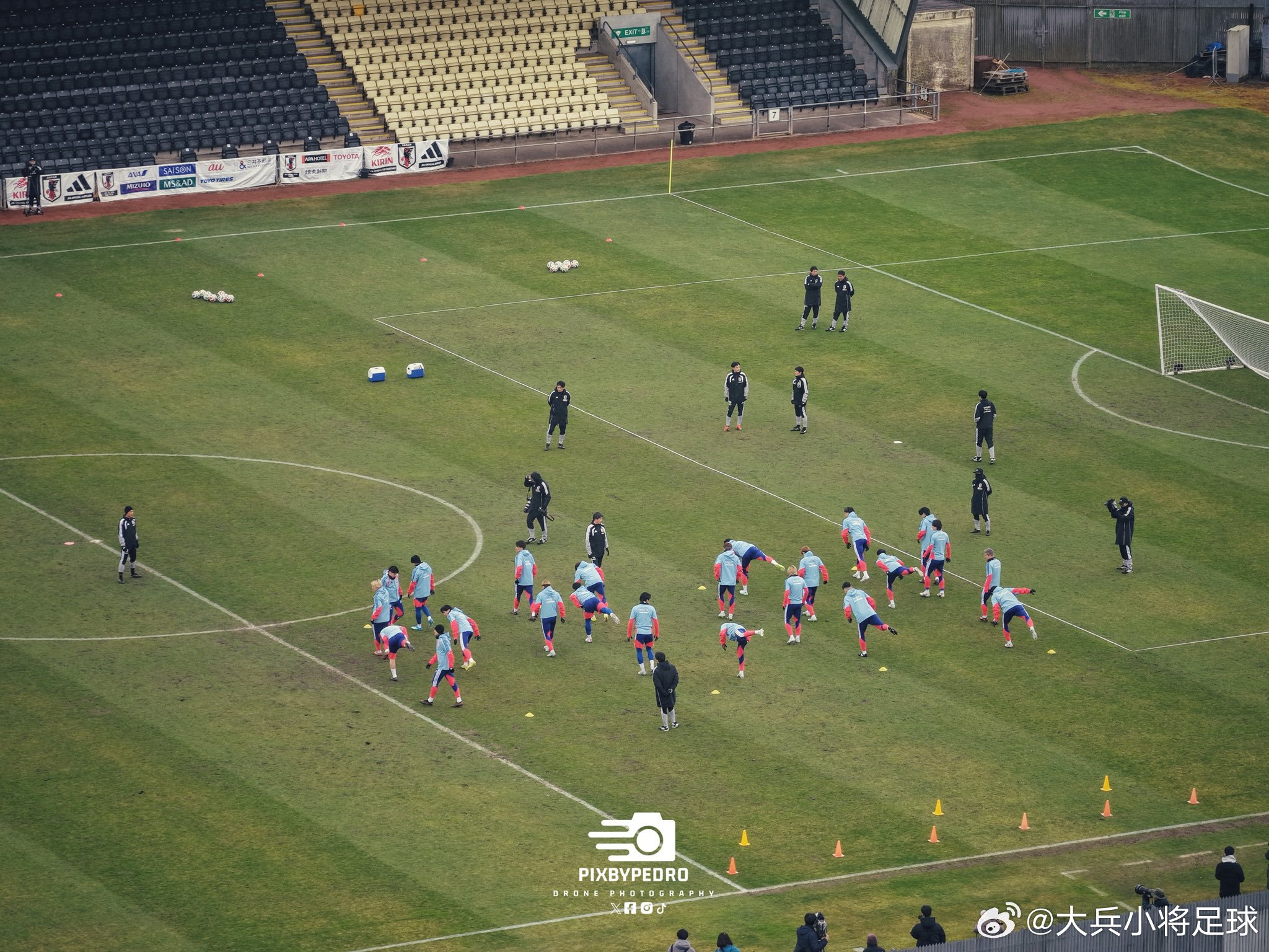 samurai blue日本代表 球迷拍摄的苏格兰邓巴顿球场，日本队正在训练中。