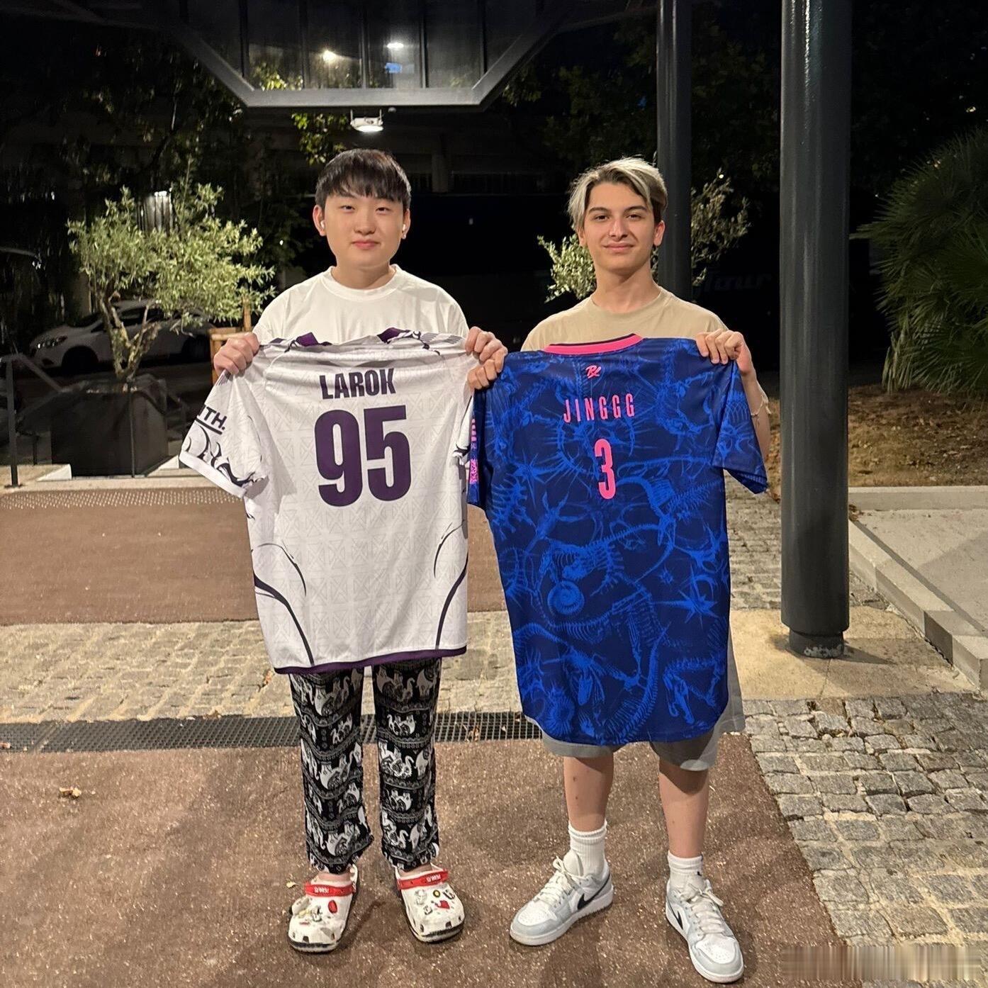 Jinggg和Lar0k交换队服ewc电竞世界杯2026ewc无畏契约