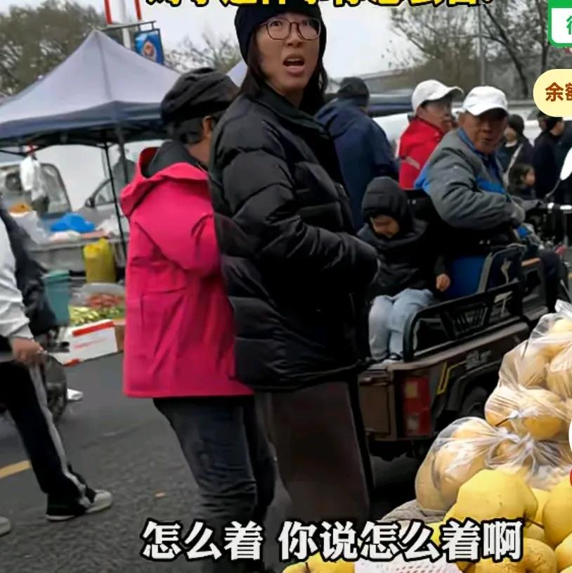 孩子尿在摊位上被商贩怼，商贩说，小孩不懂事大人还不懂事吗，明明旁边有过道或去后边