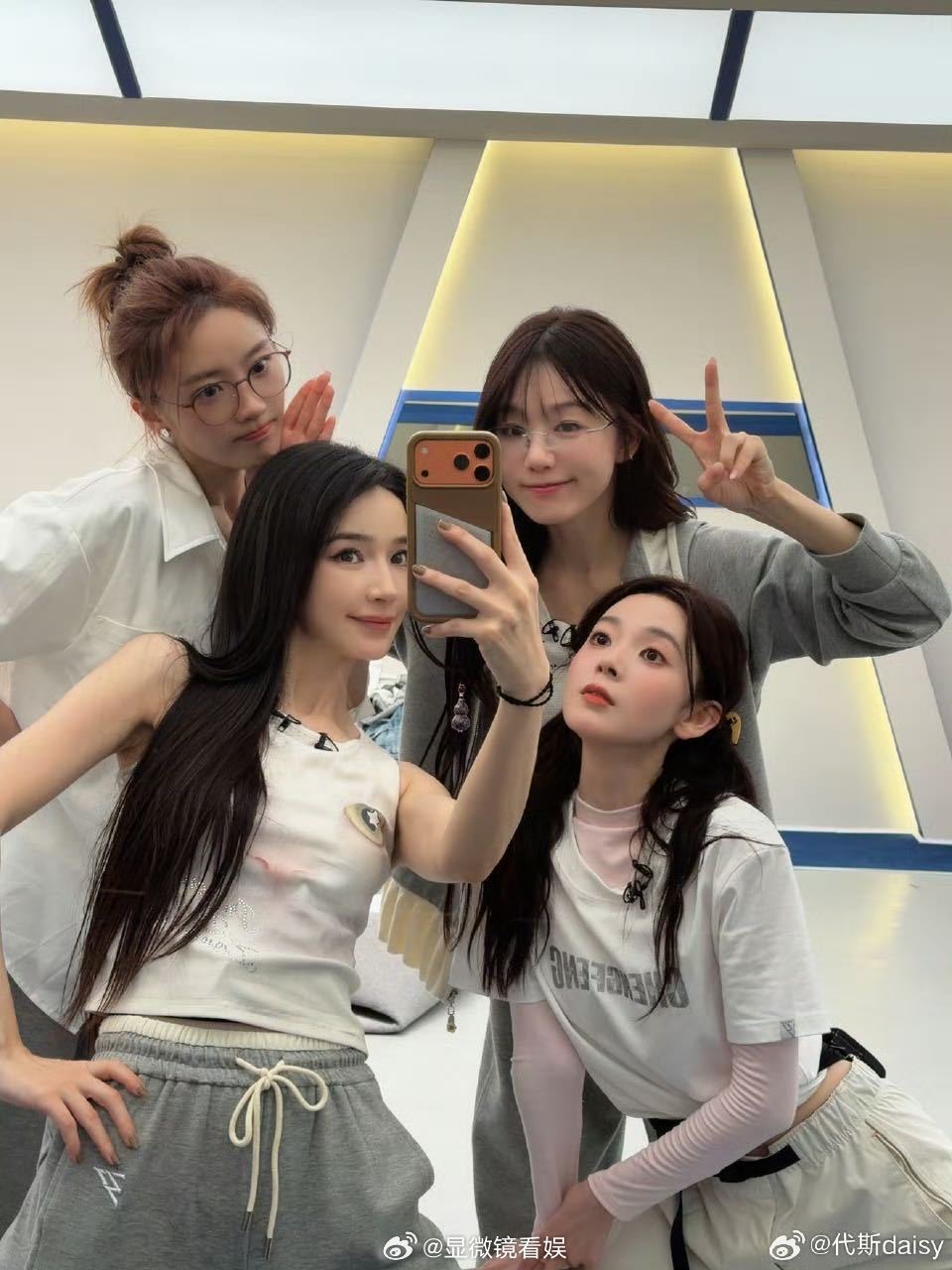 代斯发了完颜团合照代斯发了和张月陈瑶徐梦洁合照 图里有四个女孩子很美丽！代斯刚刚