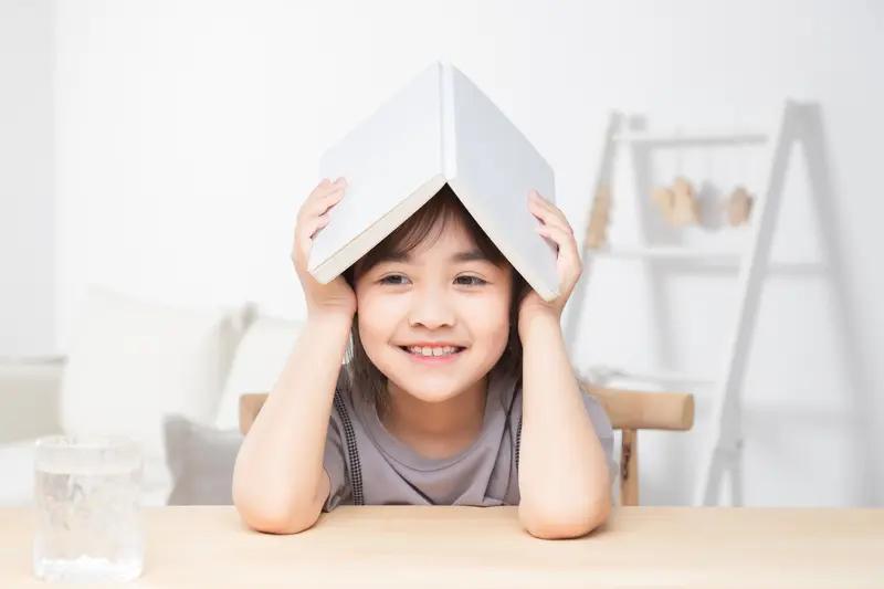 每日笑话

小孩问妈妈：“为什么灭蚊贴纸上已经粘了很多只苍蝇了，还会有苍蝇会会去