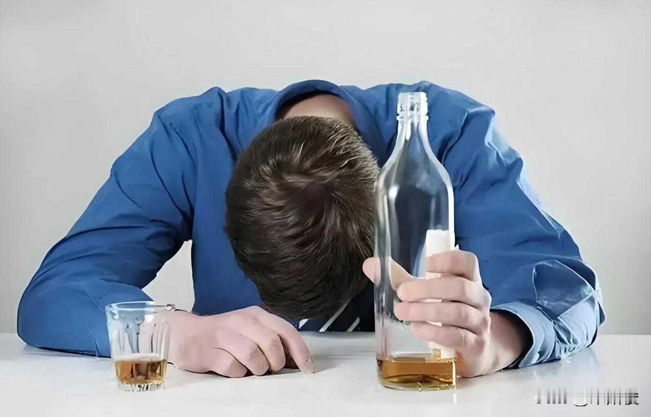 最不健康的十大生活方式（4）——酗酒无度
酒精对肝脏有直接的损害作用，长期大量饮