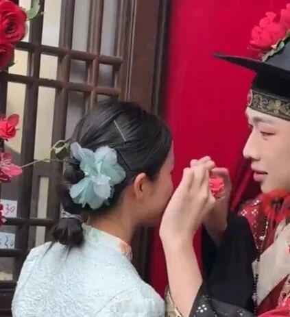 NPC小黄鱼互动改送簪花5月2日，景区及小黄人本人致歉；5月3日整改为赠送簪花，