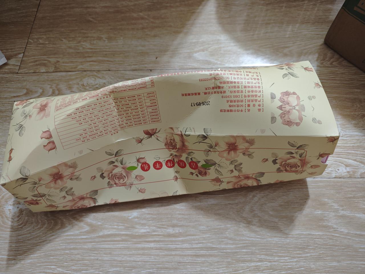 我这属不属于白嫖？[捂脸]
上次去南京旅游种草了吉庆花语家的鲜花饼，特别是茉莉花