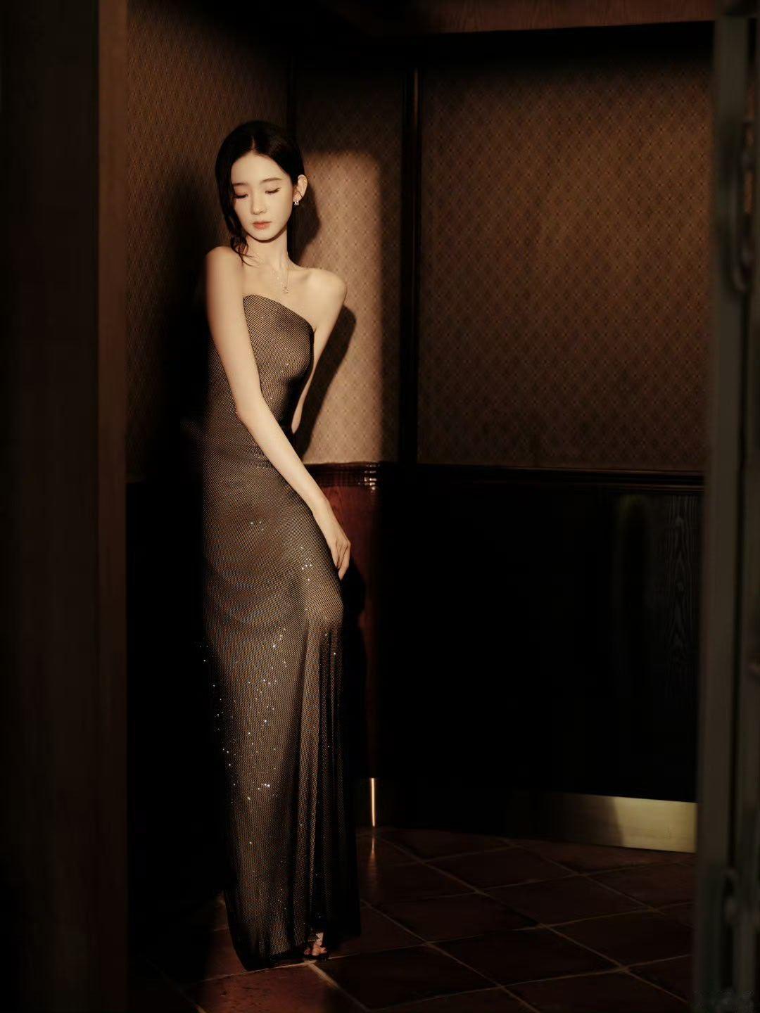 张艺凡抹胸长裙   一袭抹胸长裙上身，她的身姿更显挺拔。细节处的设计不抢眼，却让