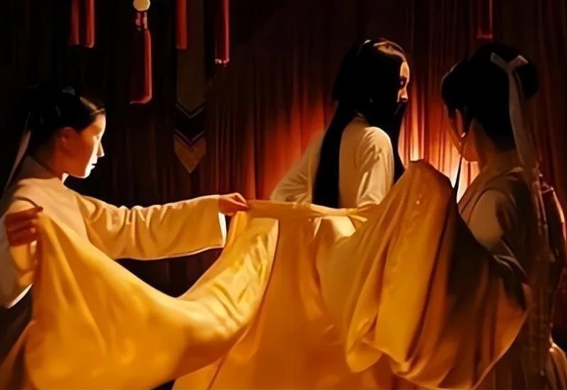 古代夫妻行房事的时候，旁边为什么要有一名丫鬟守着？看着男女主人做这种事情，她们就