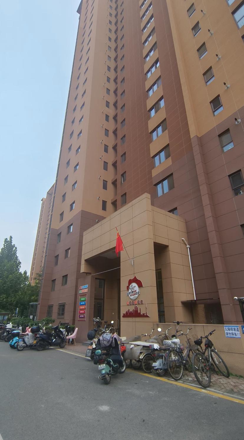 付了44万首付买安置房，四年过去，房产证连影子都没见。
电梯每月坏三次，垃圾堆在