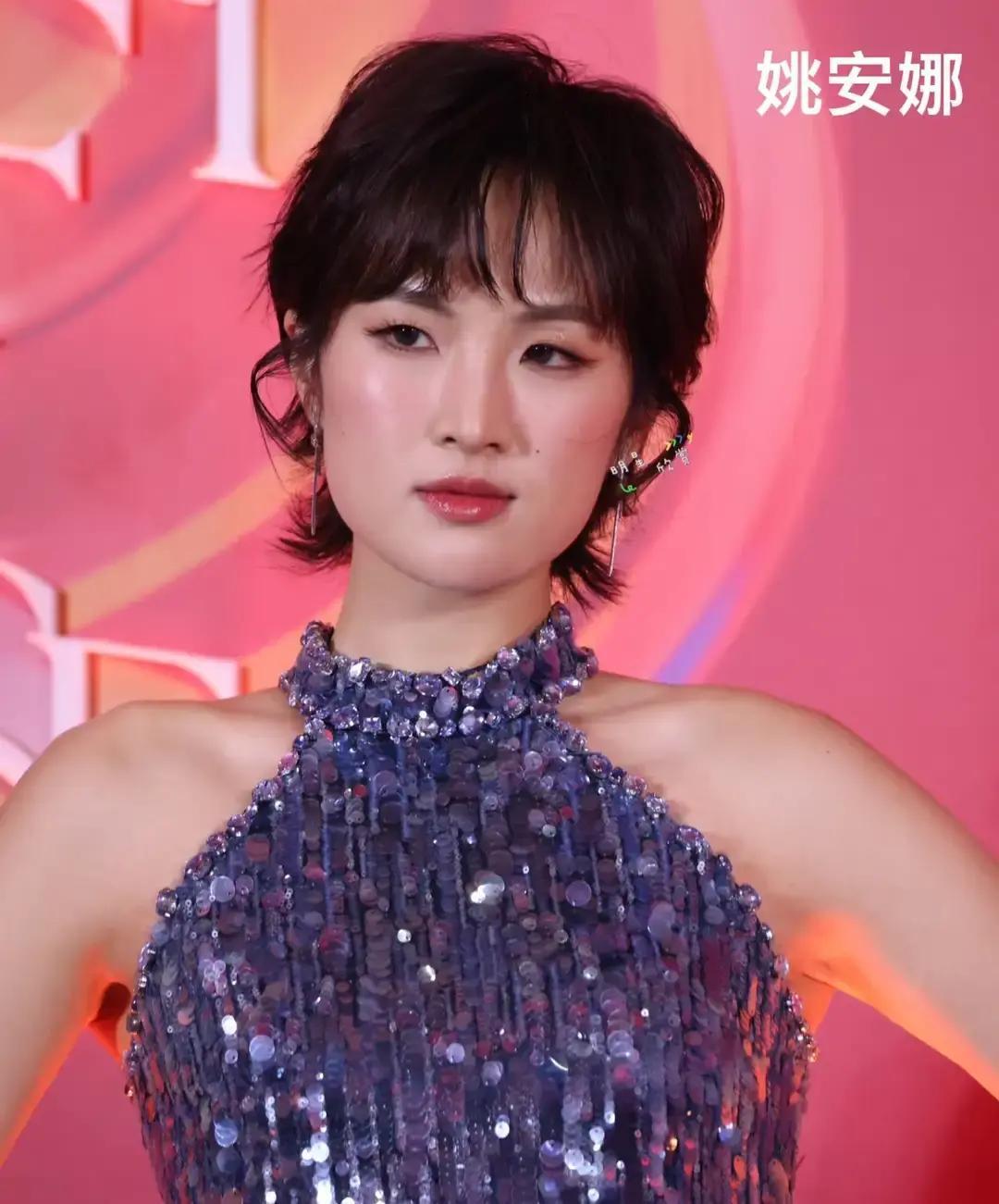 别羡慕姚安娜是“华为二公主”，这个身份，可能是她闯娱乐圈最大的障碍。
 
你拿她