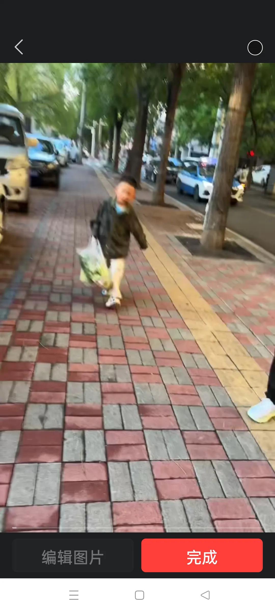 家里人都爱吃零食水果，再挑几样新鲜瓜果。简单备好这些吃食，傍晚一家人围坐品尝美食