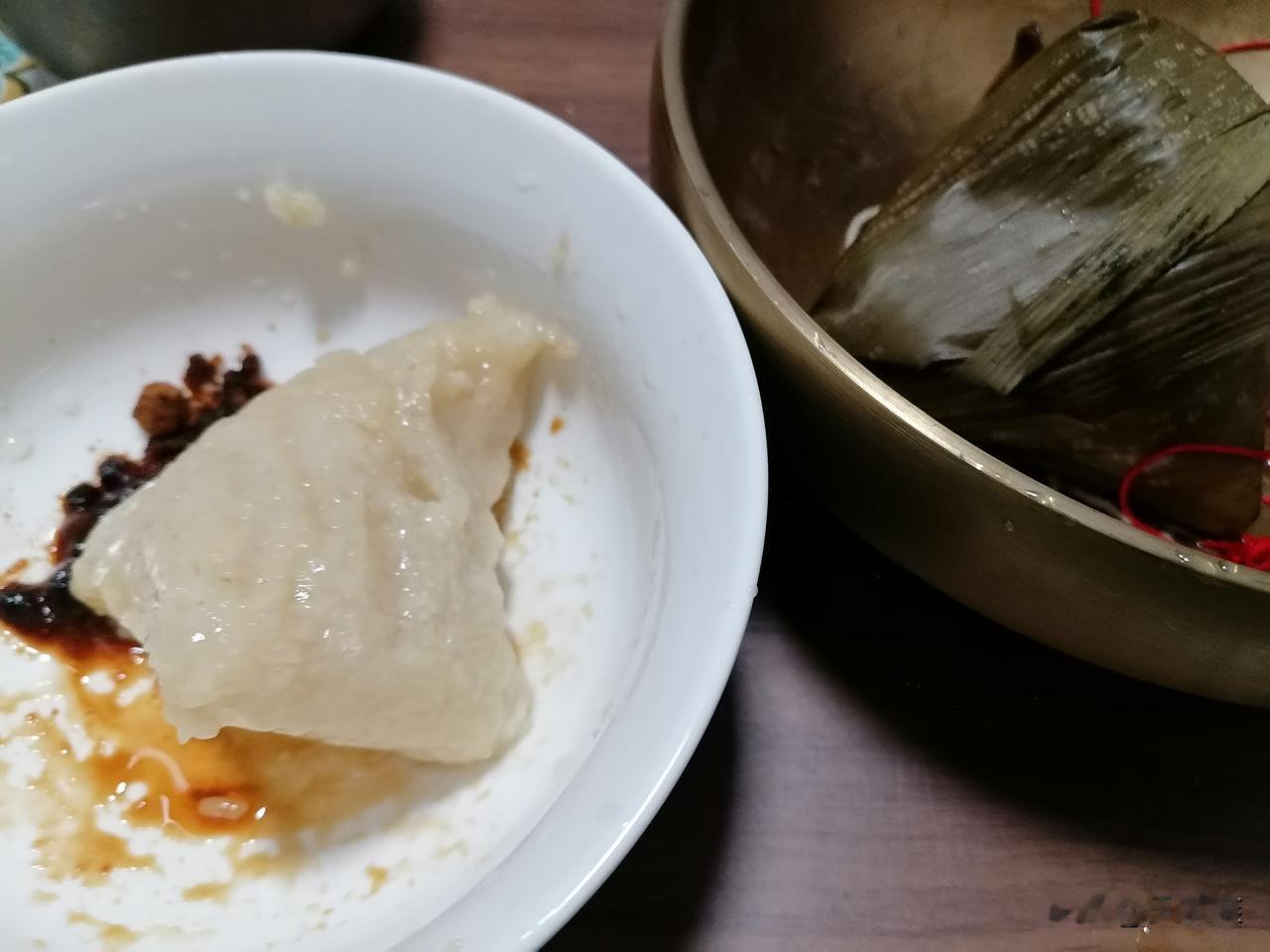 晚上，我把冰箱里冻着的粽子拿出来重新煮了吃。

粽子是我端午节时自己包的。

一