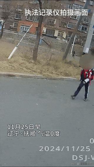 “人民警察为人民”！11月25日，辽宁抚顺，两个民警在一所学校门口执勤时，看到一