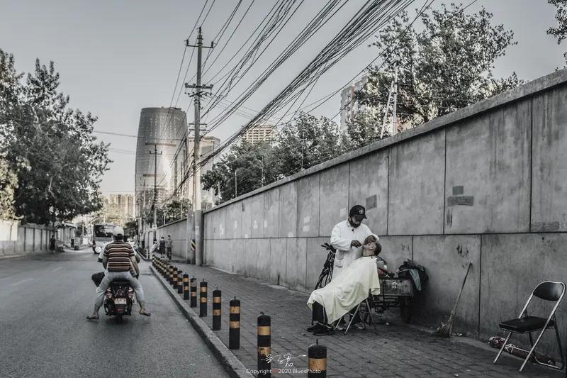 AI妙生图路边理发，理个板寸10元。