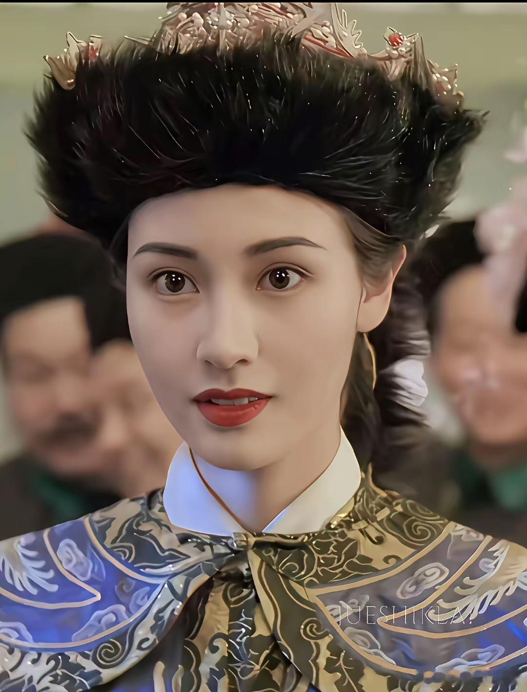 李嘉欣长的太硬朗，有些角度不好看。刘亦菲天庭饱满，李的额头太窄又短，这一点就把李