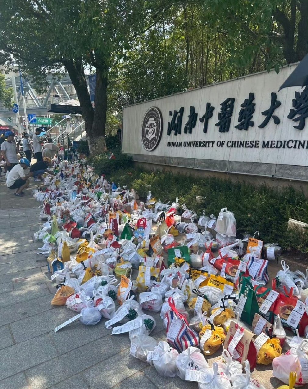 乍一看以为学校出什么事了！ ​​​