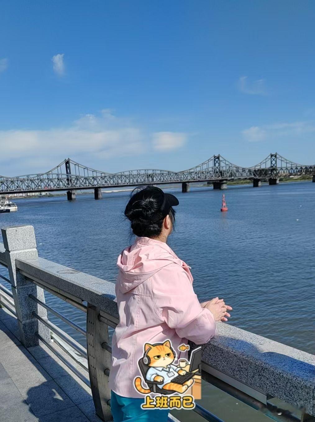 什么纪念品，什么冰箱贴我都没买，你发现了么？国庆出游的人开始了纯游模式！
   