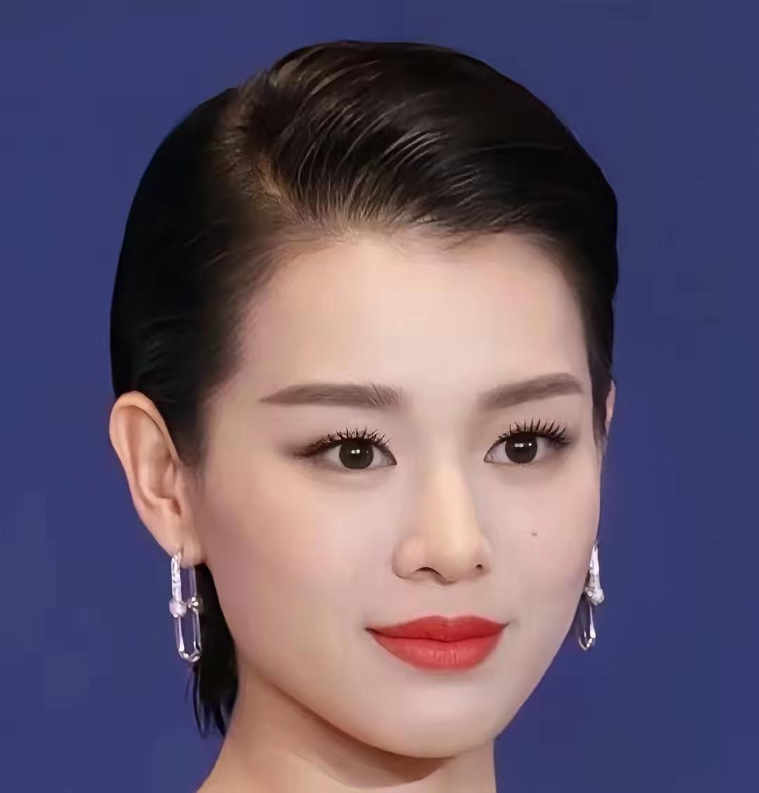 胡杏儿!她的美貌真的是被低估了呀？
以前看TVB拍的电视剧，胡杏儿演女主角，我当