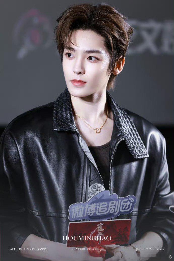 雀骨直播  这个侯明昊真的好帅啊，站这儿就好养眼！ 
