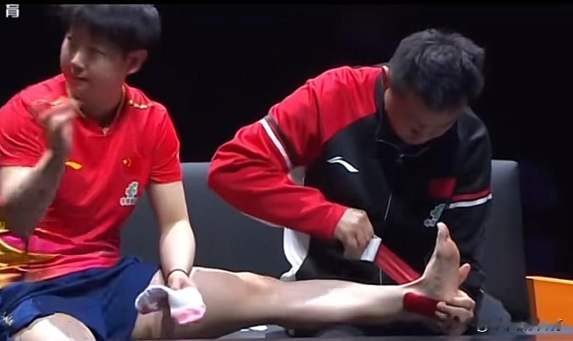 孙颖莎因伤退赛了。莎莎好好休息。
香港总决赛女单半决赛
孙颖莎对阵蒯曼
第一局蒯