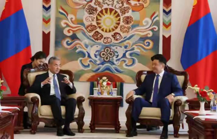 蒙古总统访华，承诺了一堆。表面上恪守本分，尊重中国核心利益。其实是跟日本谈妥以后