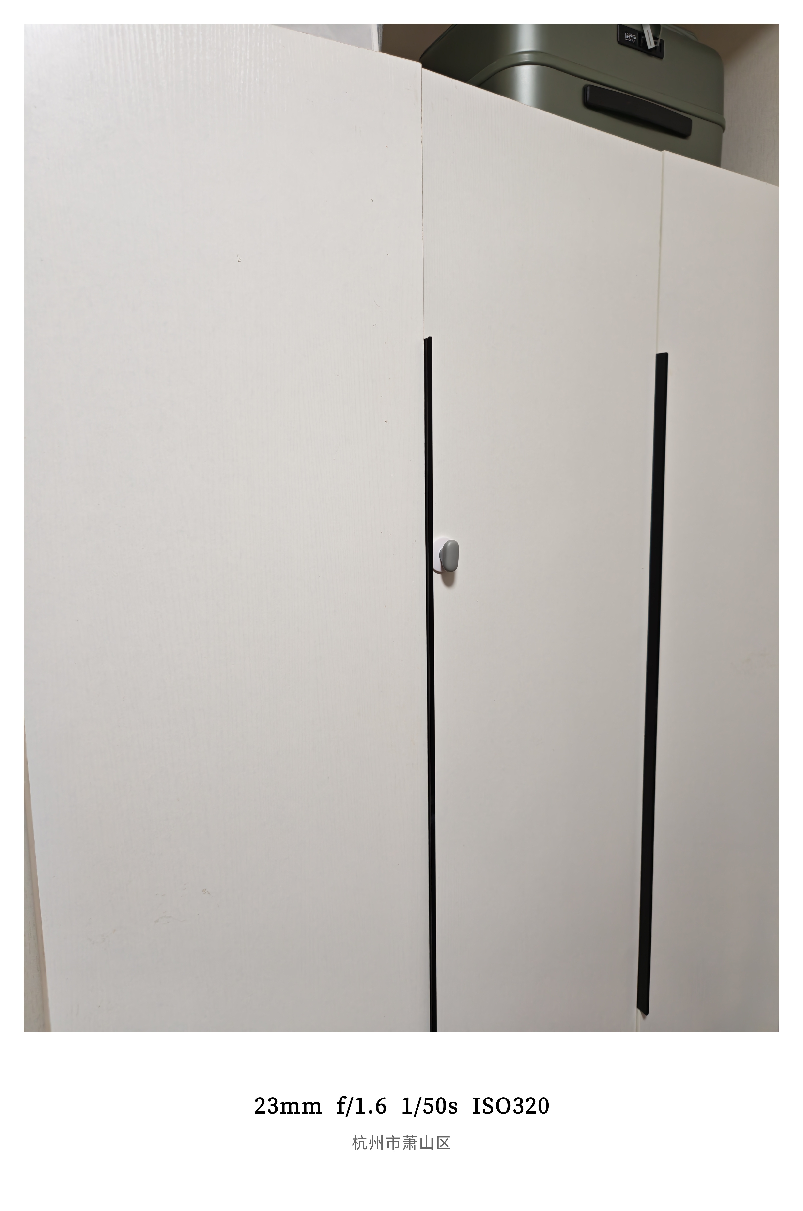 不知道谁发明的这个大聪明衣柜只有一边门装了拉手聪明的我在淘宝上搜免打孔粘贴拉手5