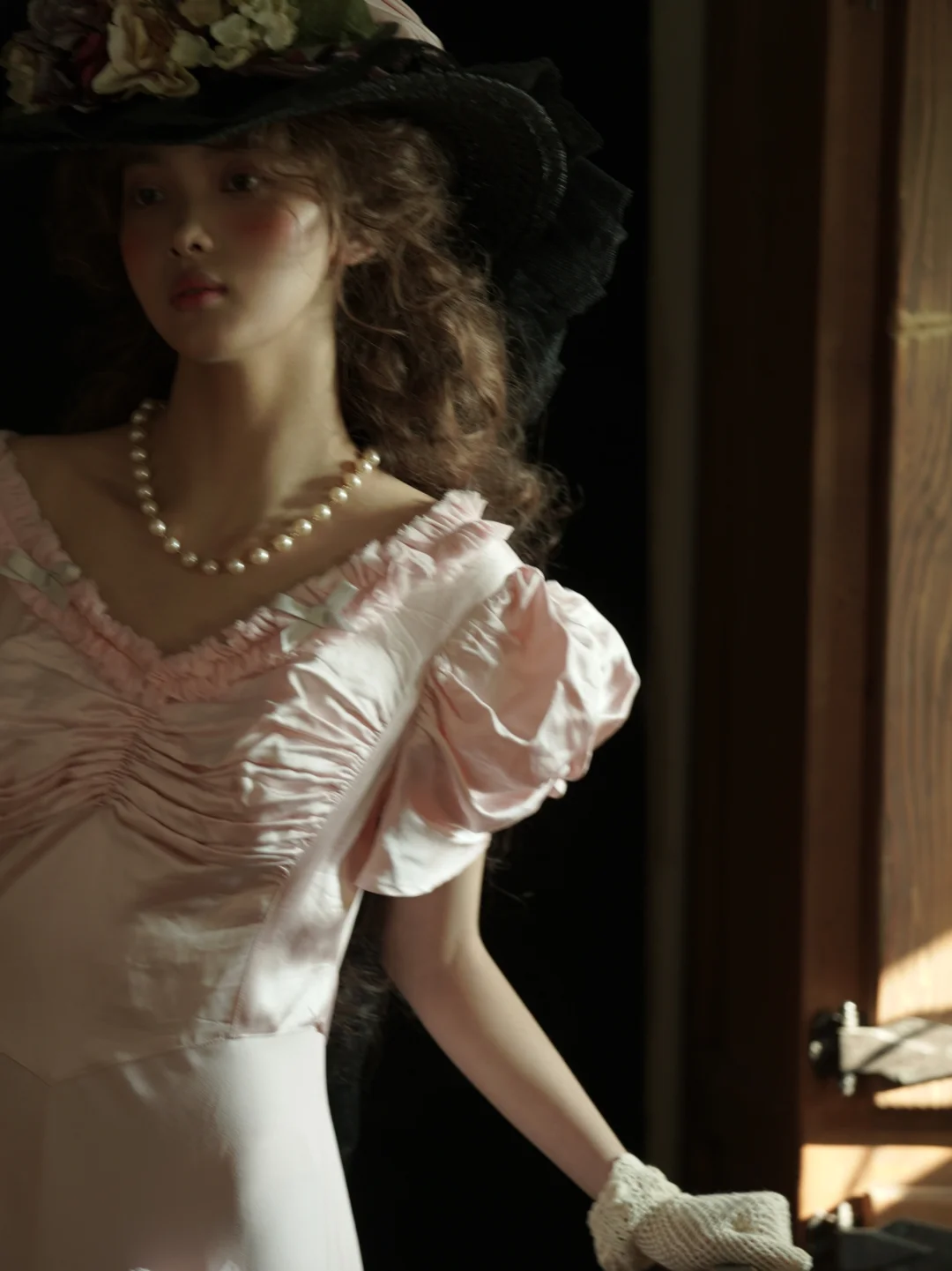 她只是站在那里，也只需要站在那里