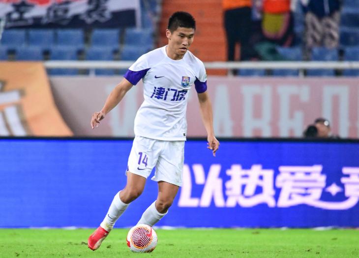 一家三职业，俩国脚。天津津门虎的黄嘉辉入选了最新一期的国足名单，小黄当年参加了万