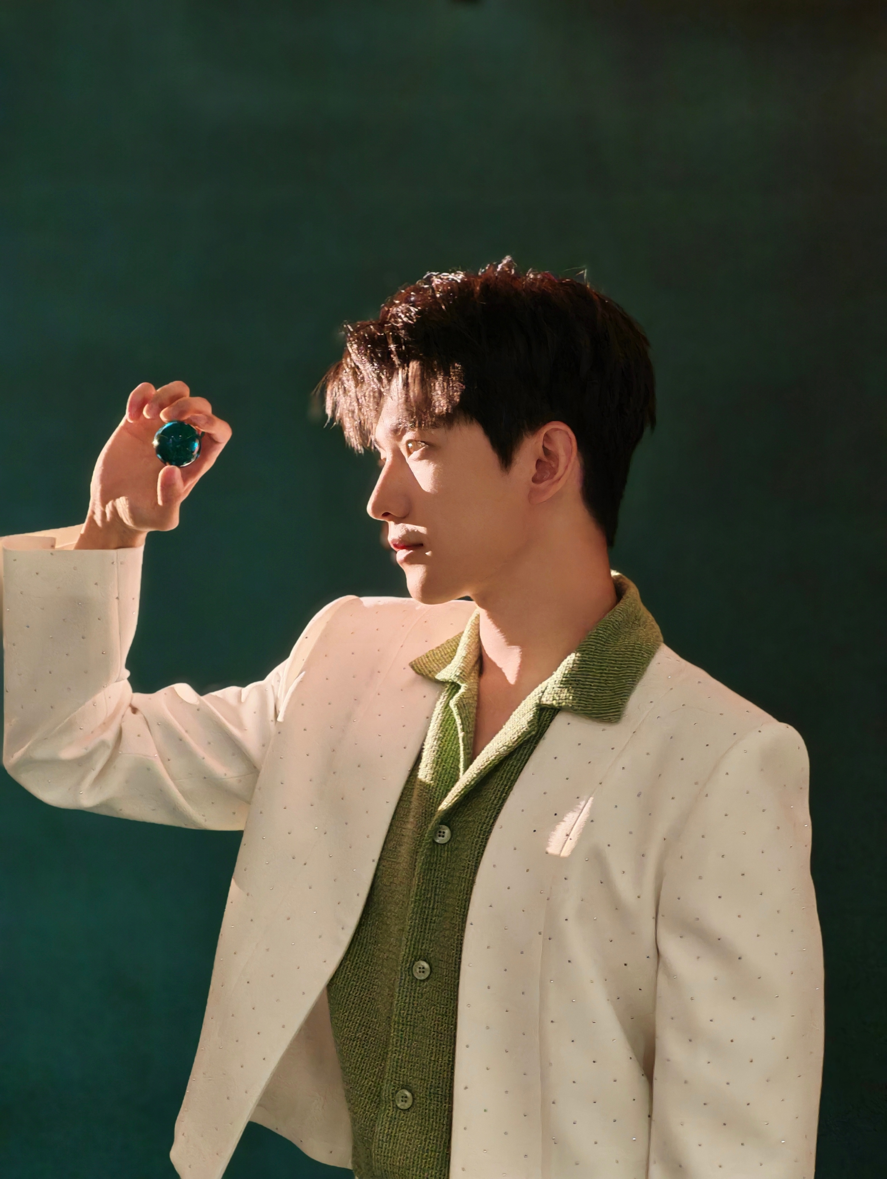 #杨洋莫兰迪绿衬衣##杨洋西装的波点若隐若现# 杨洋西装的波点若隐若现，精致的五