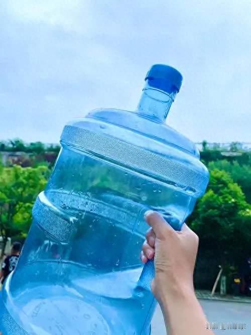 年轻人开始“喝大水”，背后真相太扎心