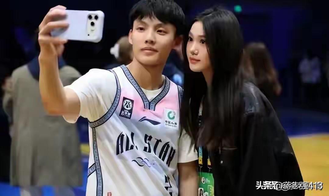 晒图笔记大赛徐杰还是把心思放在篮球上吧，少点陪女朋友直播带货了，做为广东队的后场