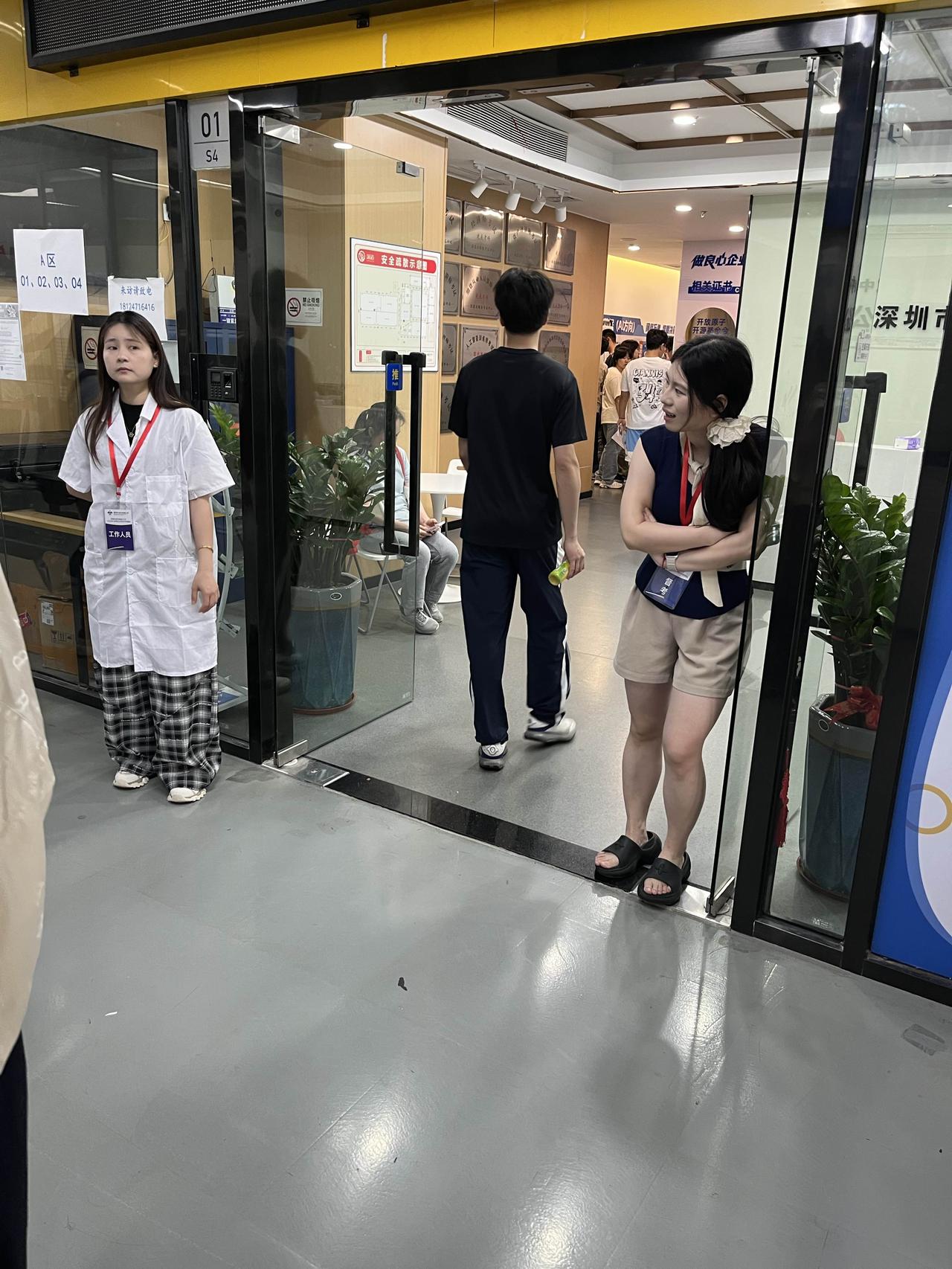 今天到深圳北理莫斯科大学综合评价考试现场看了一下，像市场一样，如何感觉怪怪的，楼