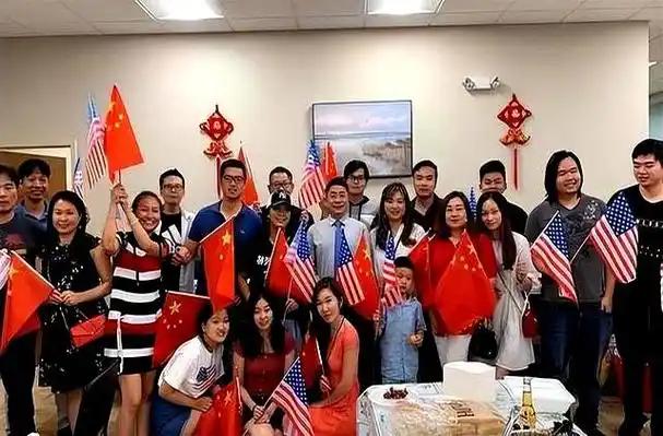 颠覆认知！中国“精英”扎堆赴美，但中美差距却越来越小。
 
这几年最误导人的谎言