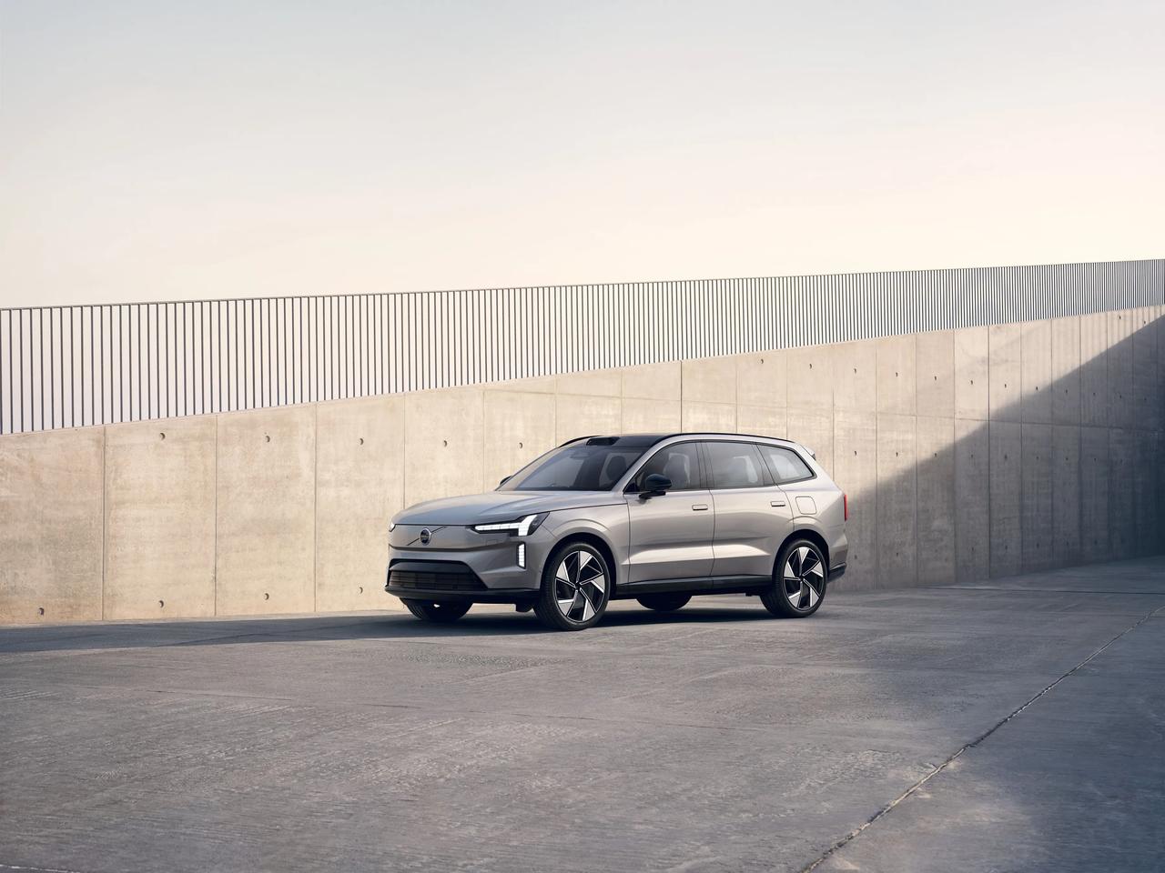 全新纯电旗舰SUV
#沃尔沃EX90全球首秀
基于全新原生纯电平台打造
以“零碰