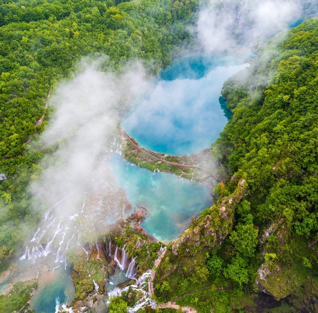 清晨云雾缭绕的十六湖水面与地标景观瀑布，真的仙气十足。  ​​​