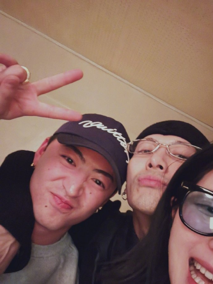 家人们谁懂啊！王嘉尔东京plog更新到18宫格了，每一张都氛围感拉满。感觉他不是