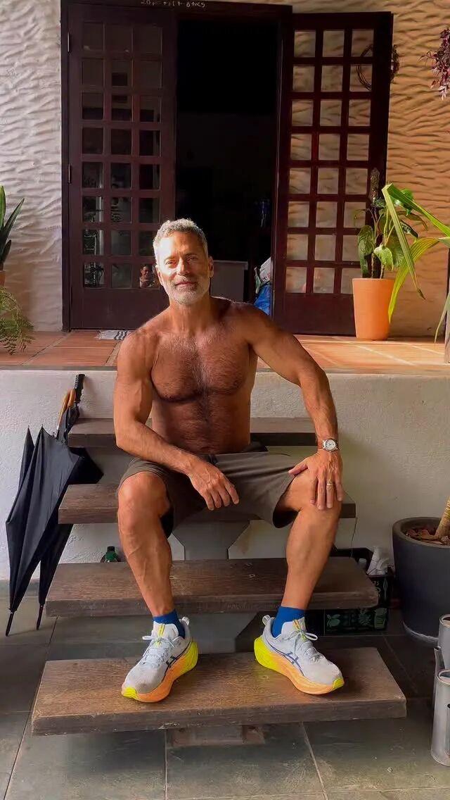 时隔22年，这位1973年3月5日出生于圣保罗的52岁演员，再次以一组健身照强势