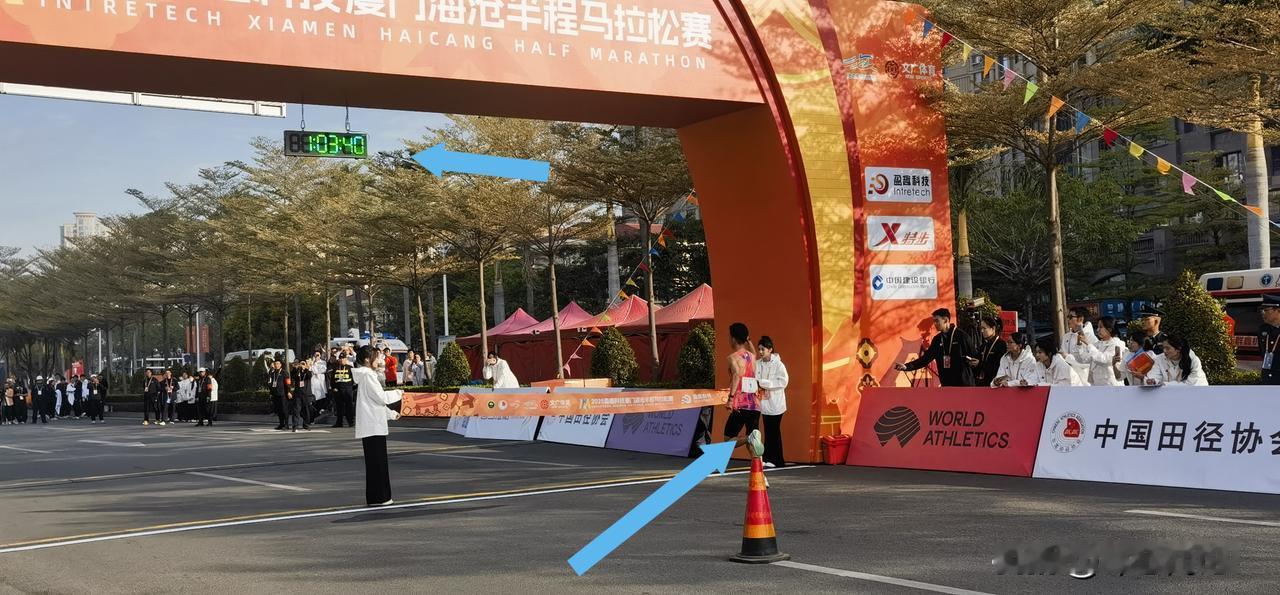 厦门海沧半马·第一名时间1小时3分钟40秒！往年，海沧半马中国籍男子最佳是杨定宏