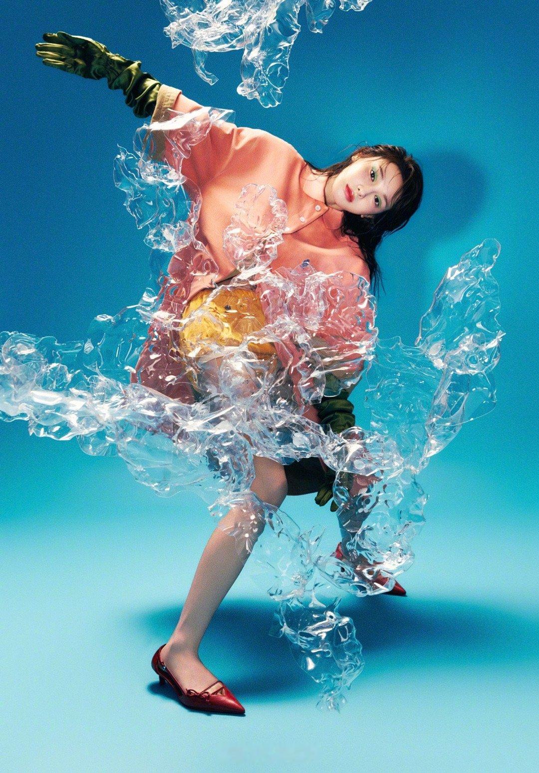 彭小苒时尚资源 彭小苒开年直接开启刷封模式！镜头感越来越松弛，时尚圈终于发现这块