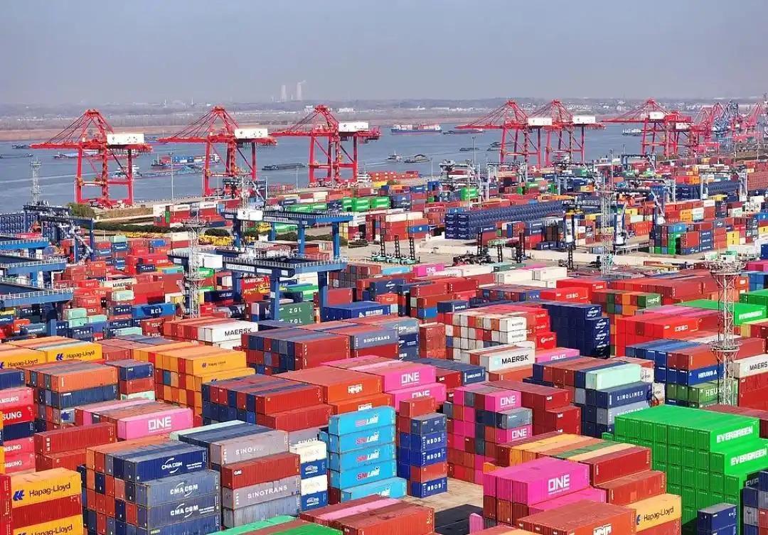 前三。全国多地发布2025年经济数据。广东、江苏、山东GDP稳居前三，均迈入“1