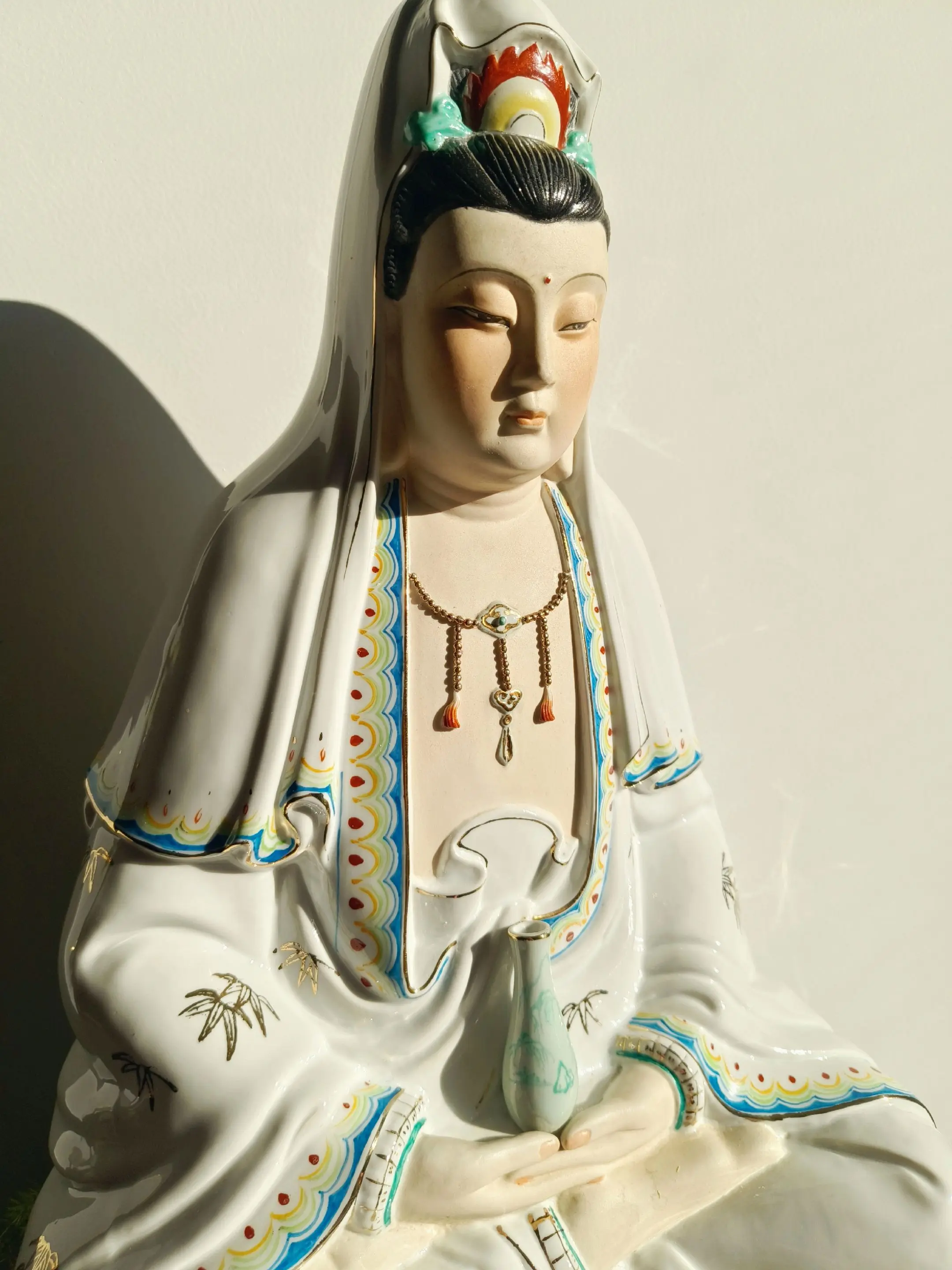 竹绘仙衣承妙法，瓶涵甘露润苍生。