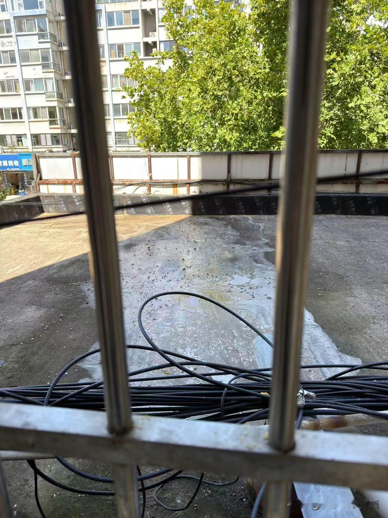 帮邻居问一下，楼上泼脏水，咋解决？
具体内容是：五单元西边楼上的你们干嘛呢？二楼