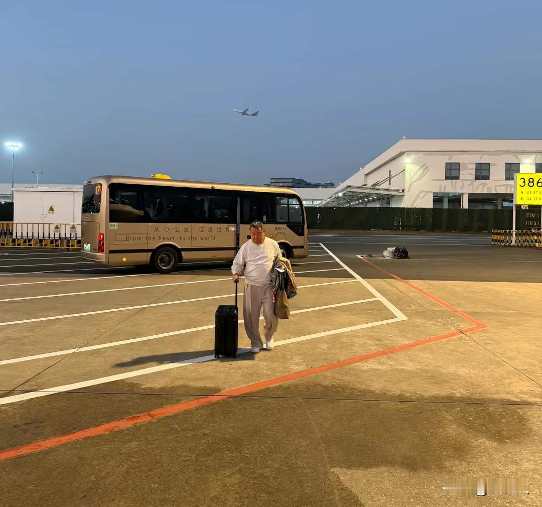 我没有坐过飞机，反正我知道地铁、客车、火车、1.2米到1.5米之间半价。曾志伟身