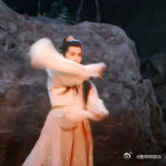 杨洋 抱歉了封岳我是破岳 人杨洋真的太会整活了！凡人修仙传中韩立对战封岳，凭借“