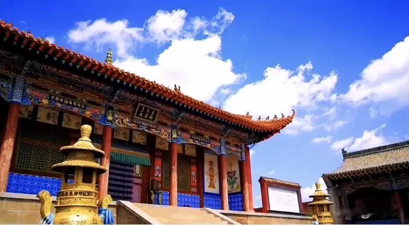 【夏末秋初的画卷 —— 太仆寺旗2】
第三站：【玛拉盖庙】
黄昏时分，我们来到玛