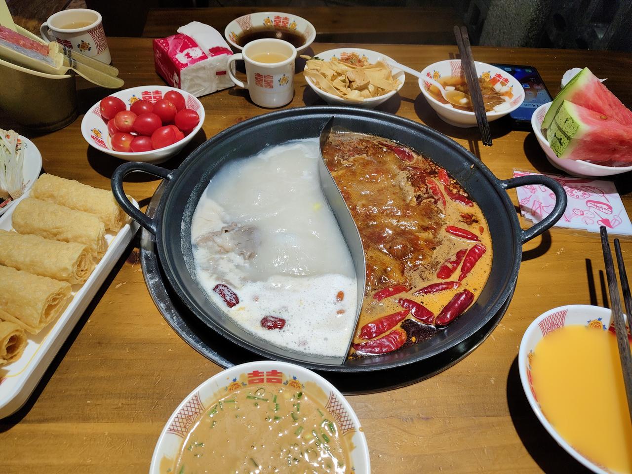 这顿火锅也太会拿捏幸福感了！
 
谁能拒绝这桌热乎的火锅局啊！鸳鸯锅一边是奶白鲜