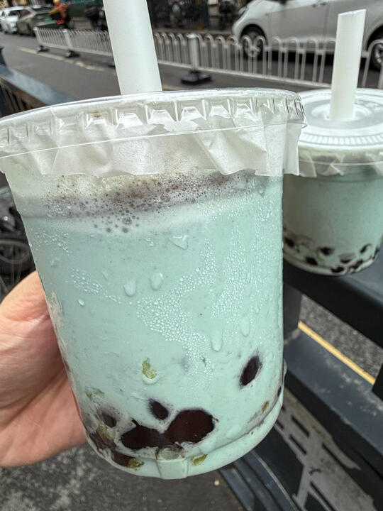 这杯奶茶干脆叫李昀锐算了……
