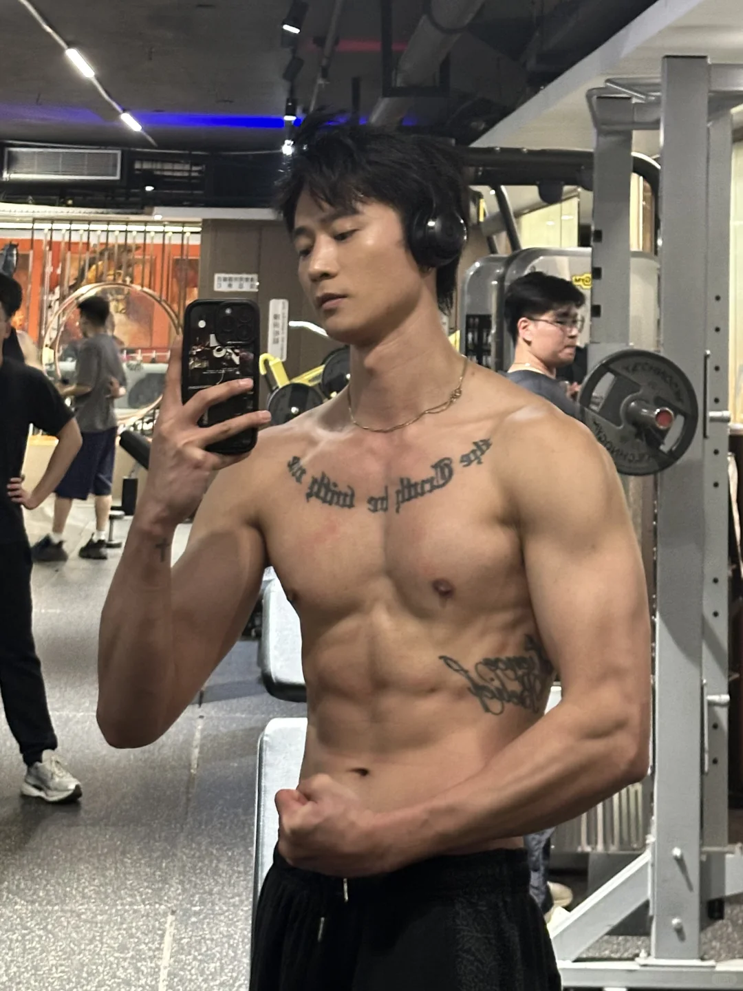 188cm卧推100