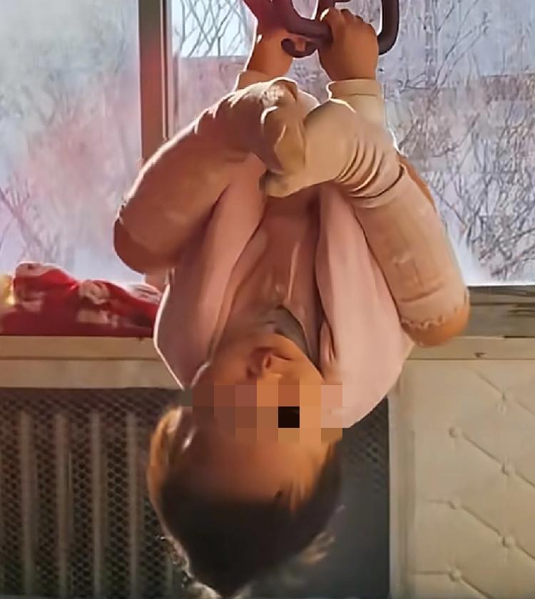 河北秦皇岛一位八个月的小女孩
平时在家没有什么特别的爱好，就是特别喜欢玩儿吊环