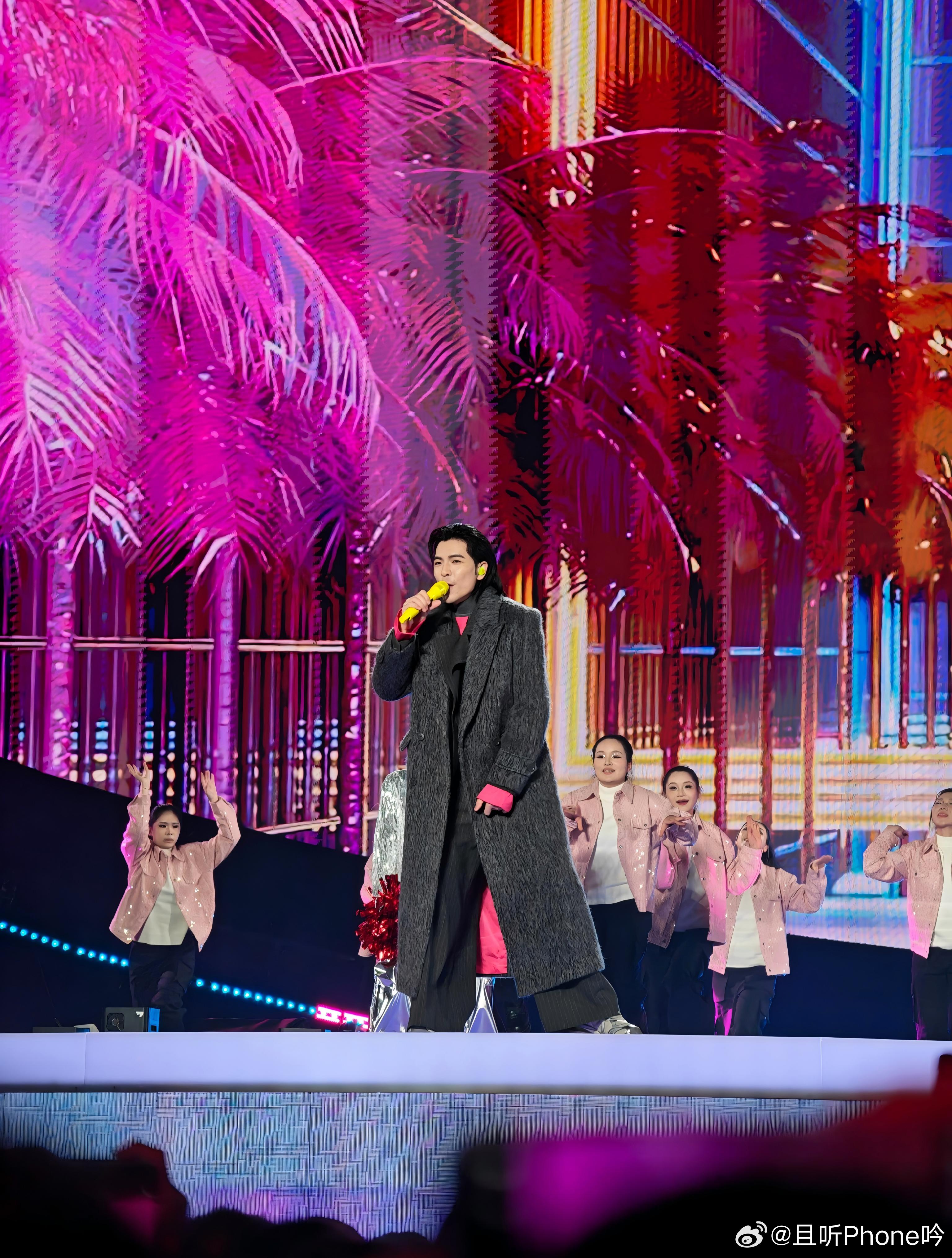 OV耀，三家增距镜演唱会实拍，200mm左右原生焦段。 荣耀Magic 8 Pr