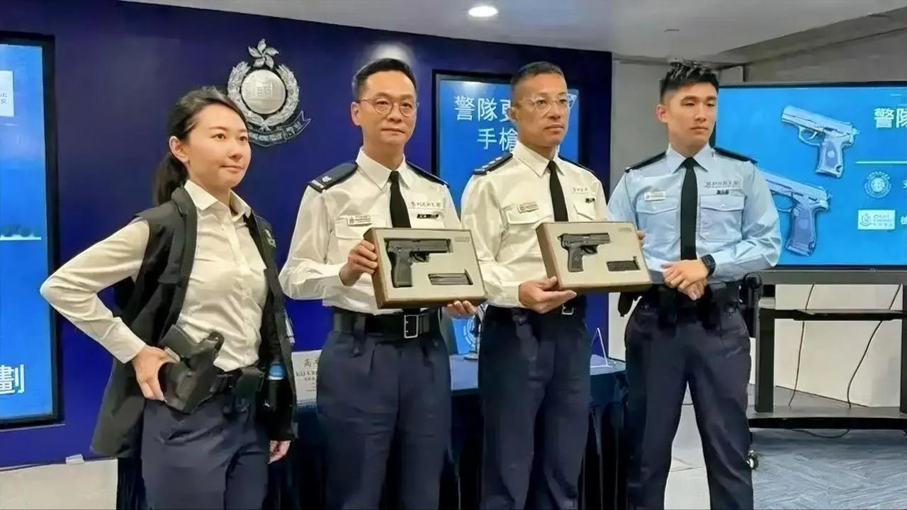 2024 年 7 月 11 日，‌香港警方‌正式宣布将逐步用‌中国制半自动手枪‌
